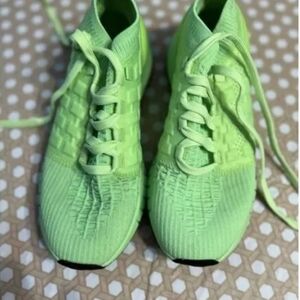Fluorescent pen sports shoes
